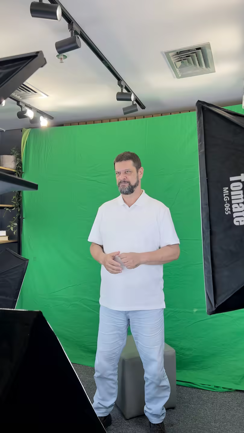 Apresentador gravando em pé no fundo verde com iluminação de estúdio