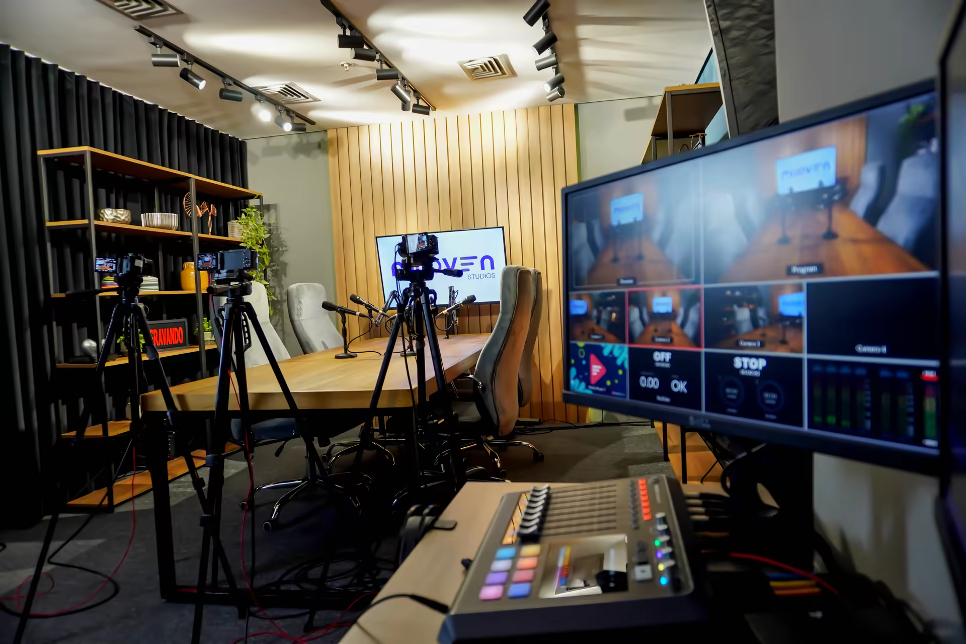 Monitor multiview mostrando as quatro câmeras durante a gravação