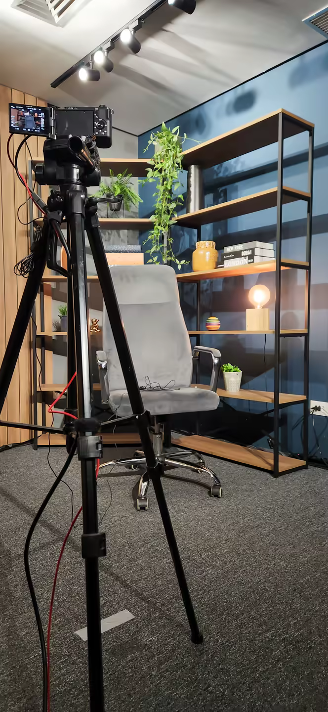 Setup de entrevista com cadeira posicionada e câmera enquadrando o cenário